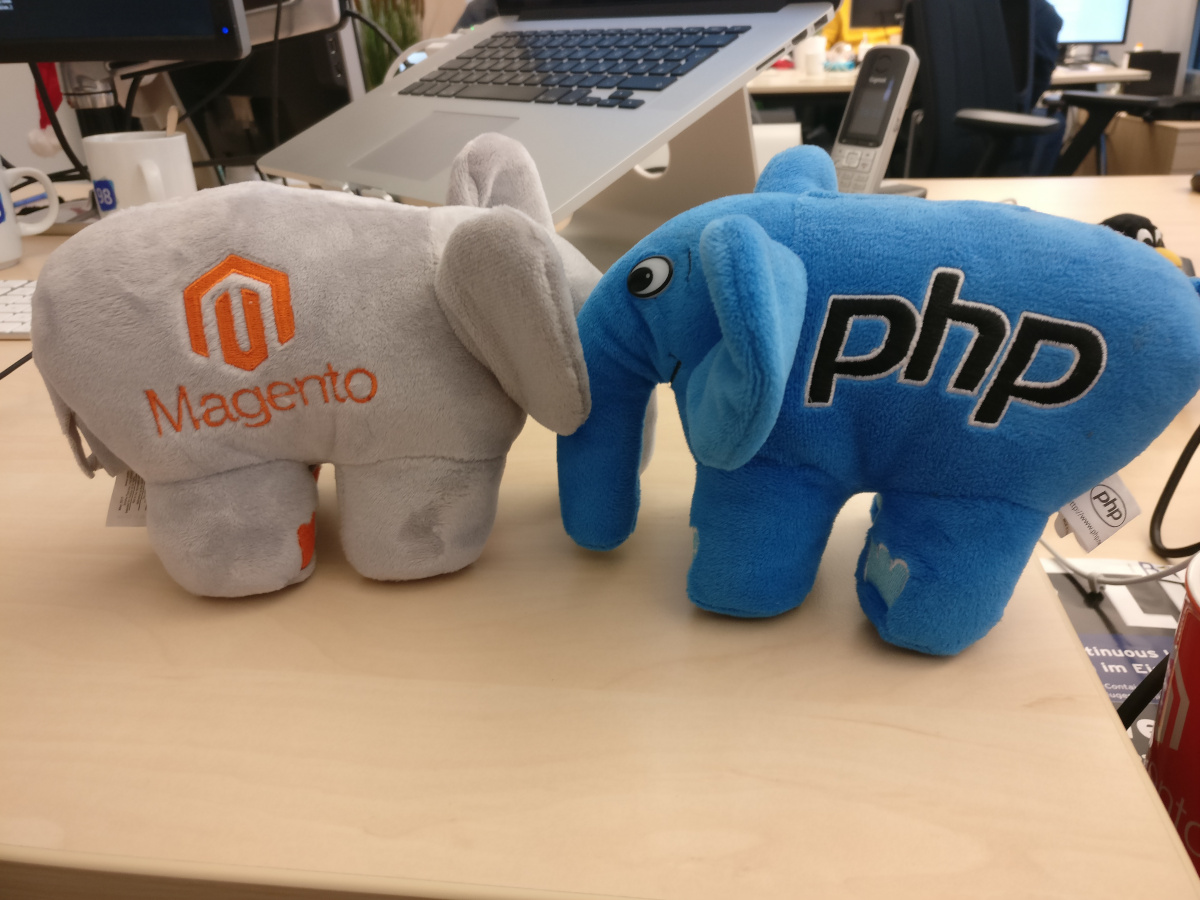 Der PHP- und der Magento-Elephant kuscheln miteinander