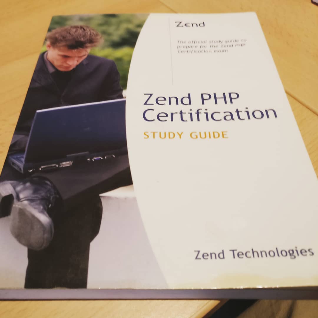 Ein Buchcover mit dem Titel "Zend PHP Certification Study Guide". Es zeigt einen Mann, der einen Laptop hält und konzentriert auf den Bildschirm schaut, während er in einer natürlichen Umgebung sitzt.