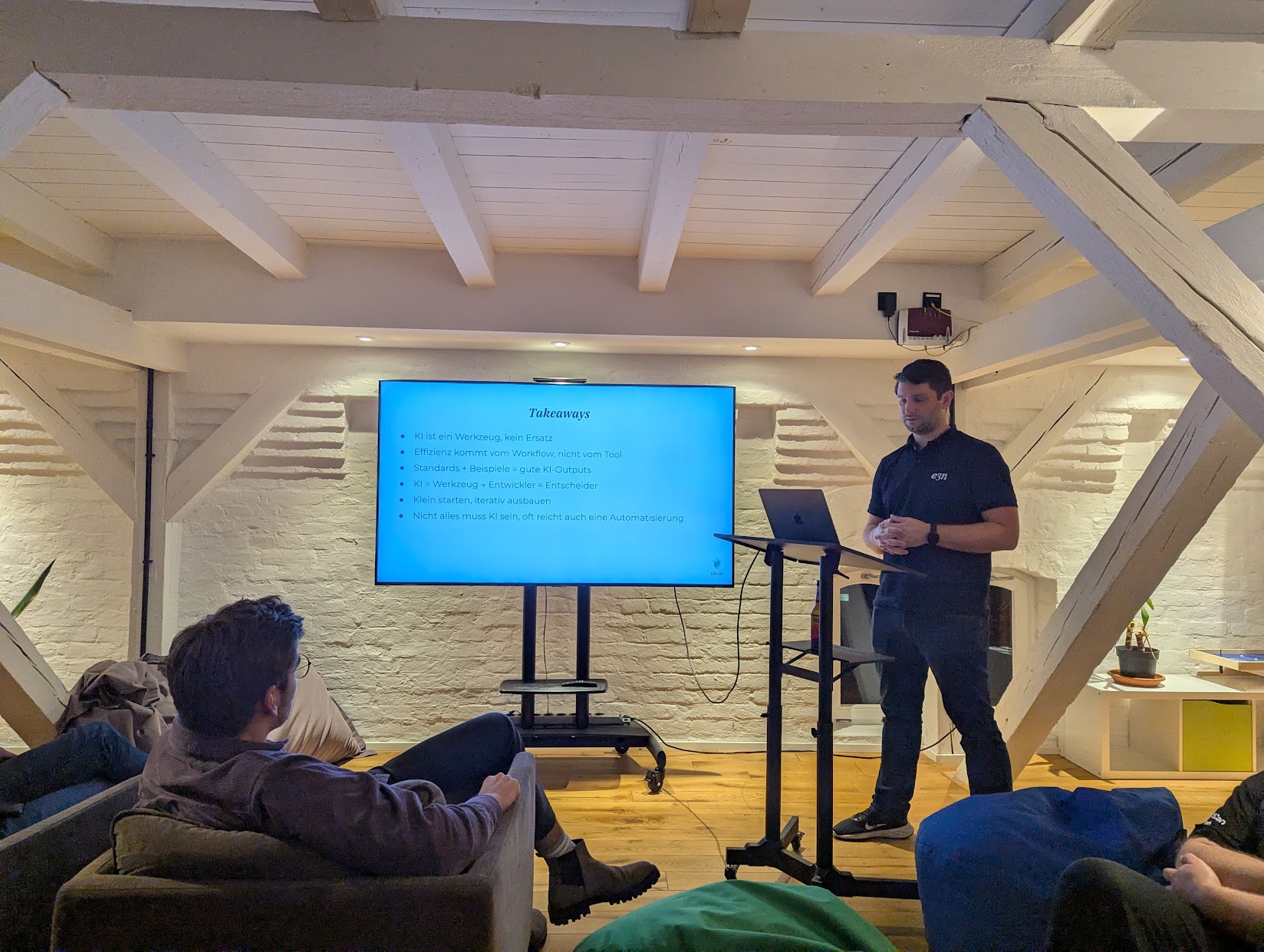 Tobias startet mit seinem Vibe Coding Vortrag