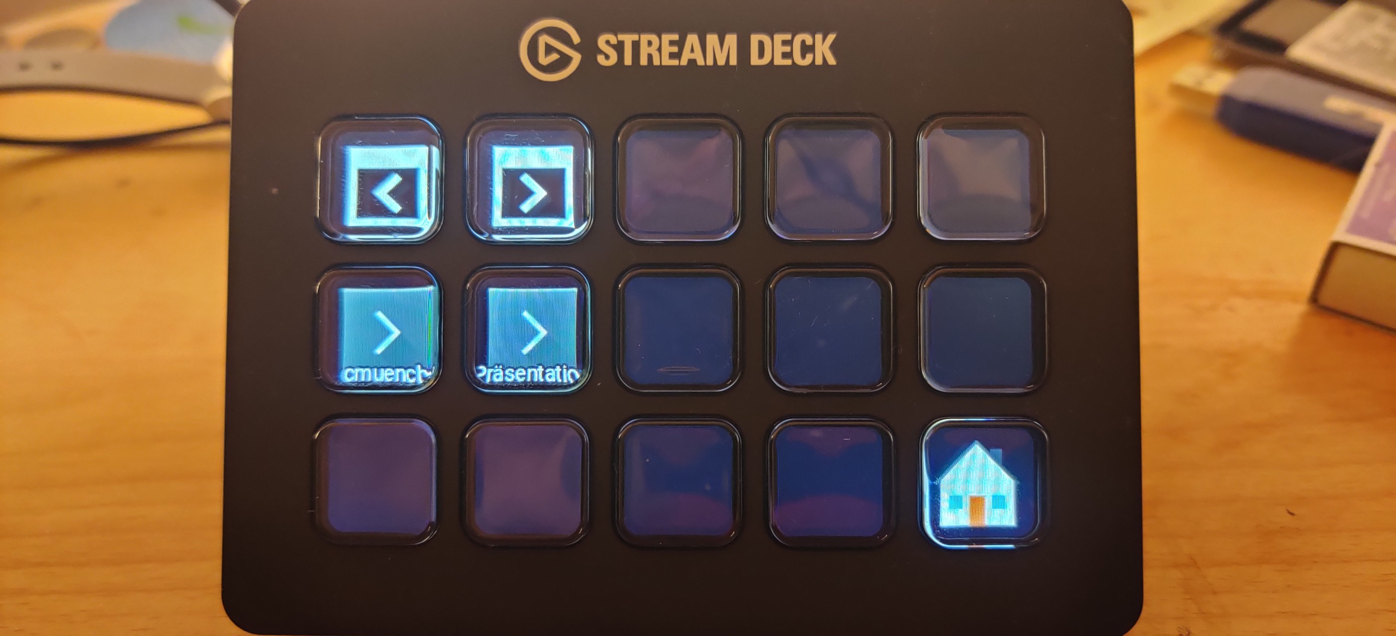 Stream Deck mit konfigurierten Knöpfen