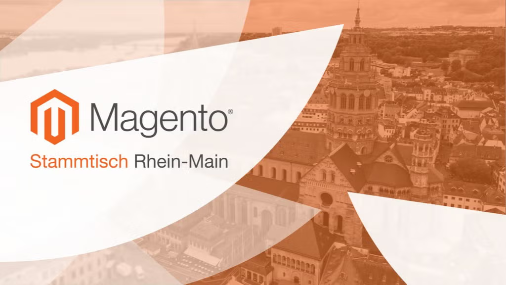 Das Bild zeigt das Logo von Magento mit dem Text "Stammtisch Rhein-Main" auf einem Hintergrund, der eine Stadtansicht von Mainz in warmen Orangetönen darstellt. Die Architektur der Gebäude und ein Gürtel aus Wolken sind sichtbar.